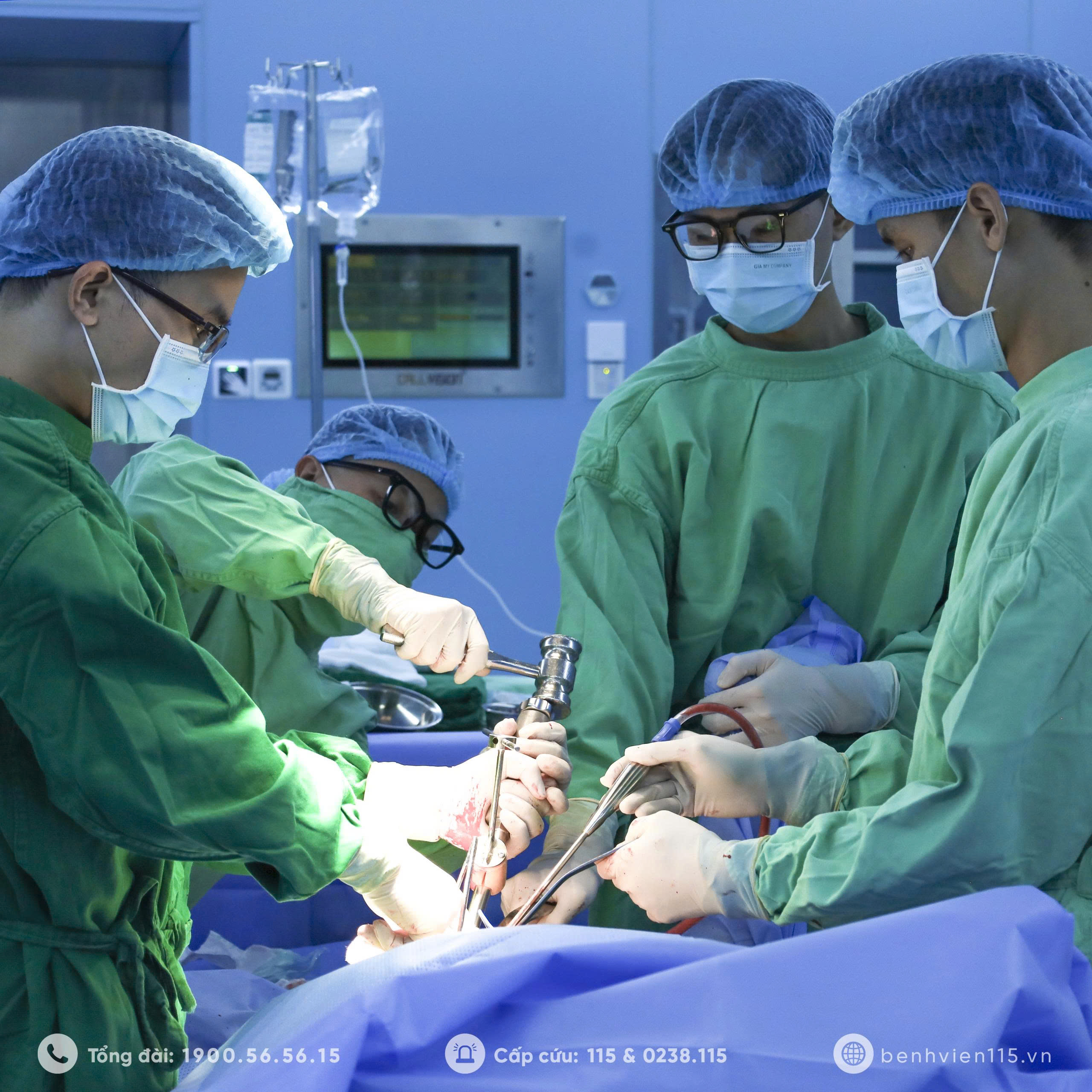 Bác sĩ đang thực hiện phẫu thuật 